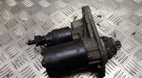 Volkswagen Golf V Starter motor 0001120400