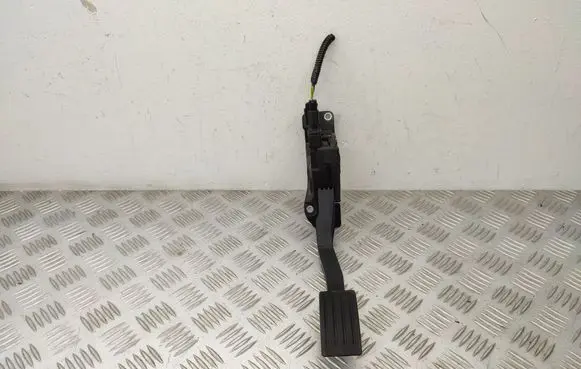 Accelerator throttle pedal