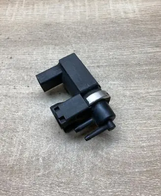 Volkswagen Touareg I Turbo solenoid valve 059906628A 72290315