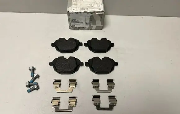 BMW 5 G30 G31 G38 Brake pads (rear) 6885451 6870558