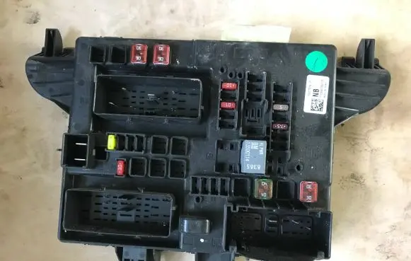 Opel Insignia A Fuse module 13277318