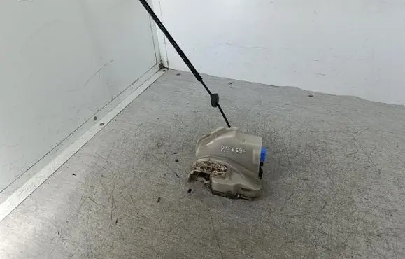 Volkswagen Golf V Front door lock