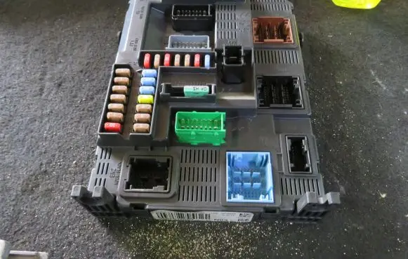 Peugeot 208 Fuse module 9807532080