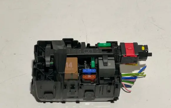 Peugeot 2008 II Fuse module 96CH092180