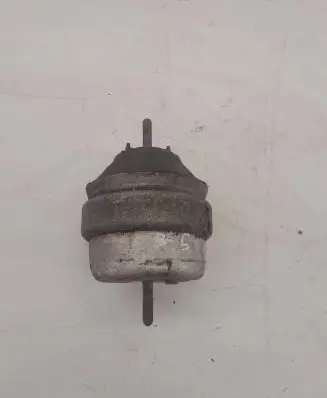 Volkswagen PASSAT B5 Engine mount bracket