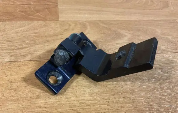 BMW 5 E60 E61 Rear door lower hinge 7068089