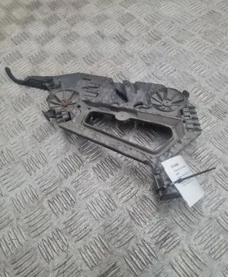 Headlight/headlamp mounting bracket