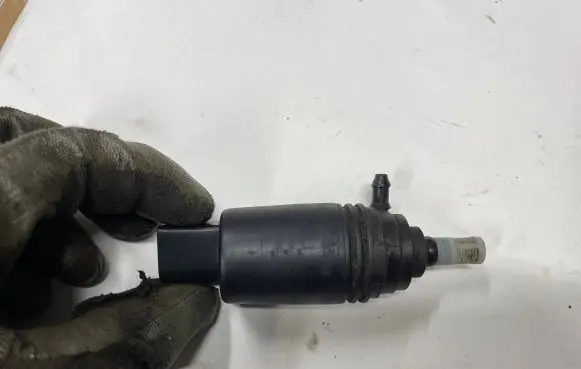 BMW 5 E60 E61 Windscreen/windshield washer pump 8377612