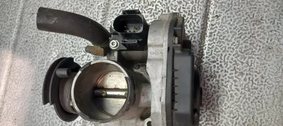 Volkswagen Golf IV Throttle valve