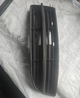 Volkswagen Touran I Front bumper lower grill 1T0853665 13103