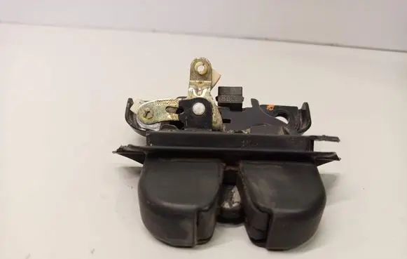 Audi A4 S4 B5 8D Tailgate/trunk/boot lock/catch/latch 8D9827520A