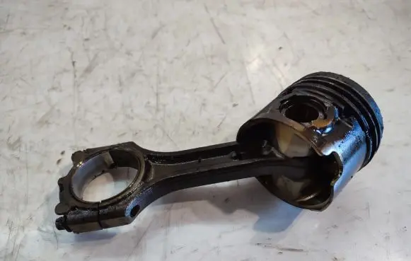 KIA Sportage Piston with connecting rod