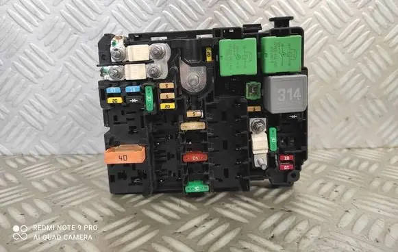 Opel Corsa F Fuse module 9804848580