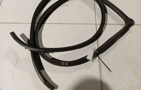 Toyota Corolla Verso AR10 Rubber seal front coupe door 