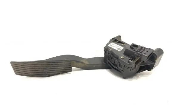 Accelerator throttle pedal