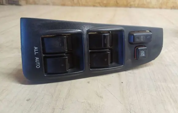 Toyota Avensis T250 Electric window control switch