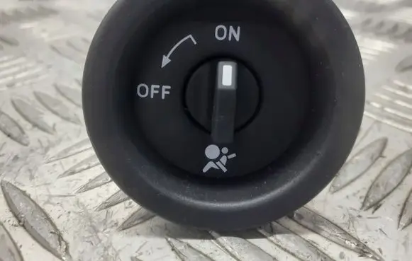 Dacia Sandero II Passenger airbag on/off switch 681995427R
