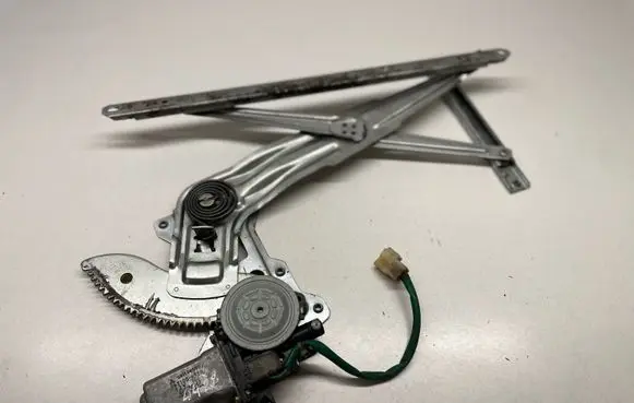 Mitsubishi Pajero Sport I Front door window regulator with motor MR144596