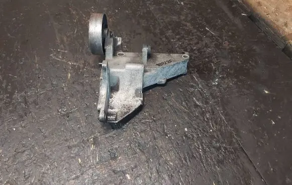 BMW 5 E39 Engine mounting bracket 2245747 11162245747