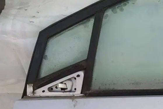Mazda 5 Front door vent window glass four-door 