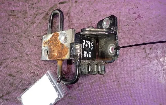 Audi A4 S4 B7 8E 8H Front door lower hinge 8E0831412E