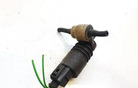 Volkswagen PASSAT B5 Windscreen/windshield washer pump 1j0973722