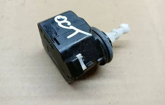 Skoda Octavia Mk2 (1Z) Headlight level adjustment motor