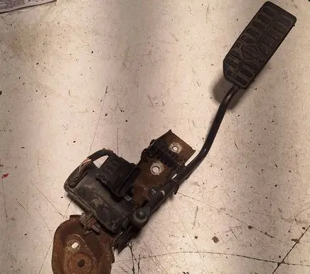 Accelerator throttle pedal