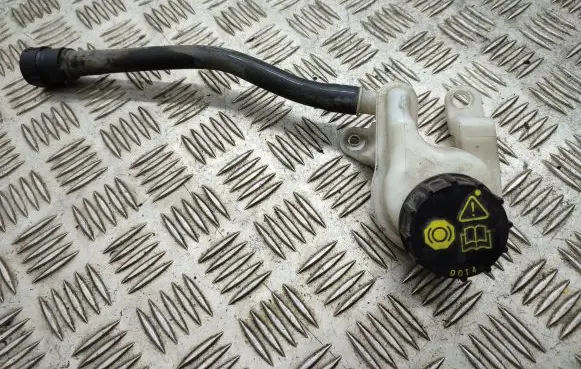 Brake fluid reservoir