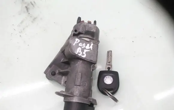 Volkswagen PASSAT B5 Ignition lock 4B0905851A