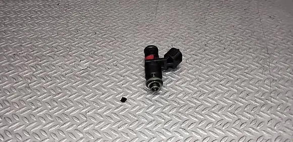 Skoda Fabia Mk2 (5J) Fuel injector 03E906031C