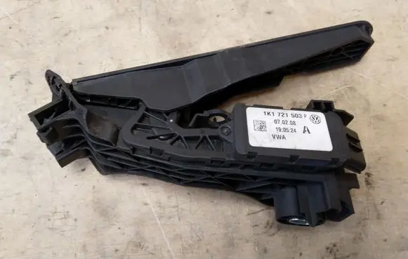 Volkswagen Golf Plus Accelerator throttle pedal 1K0721503P