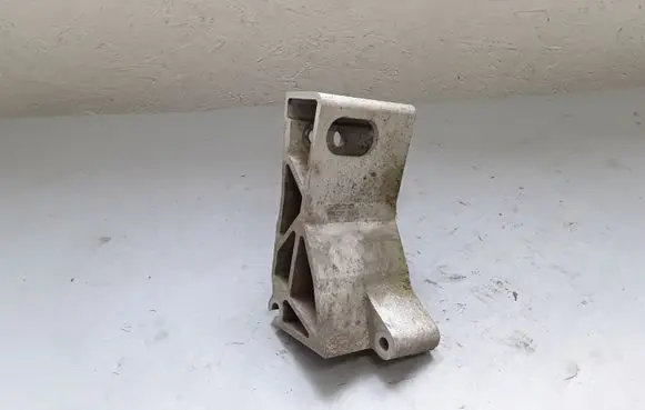 Volvo V70 Engine mounting bracket 8684381