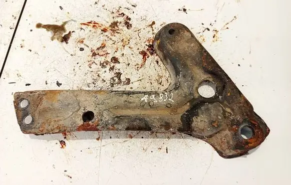 Mercedes-Benz ML W164 Engine mounting bracket