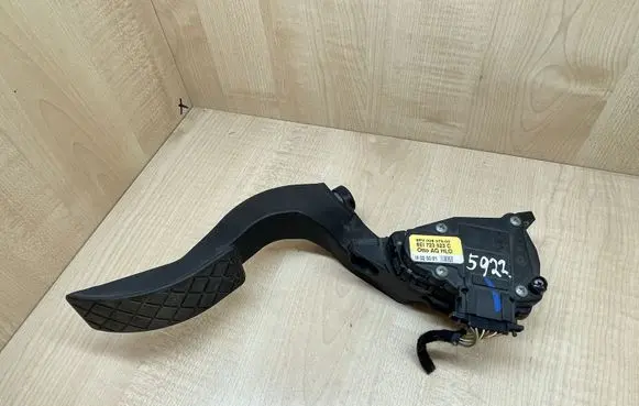 Audi A4 S4 B6 8E 8H Accelerator throttle pedal bracket 8E1723523C 6PV00837500