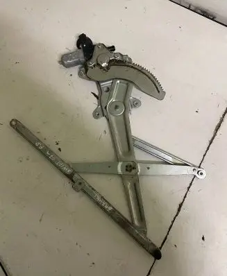 Suzuki Swift I Front door window regulator with motor 141435