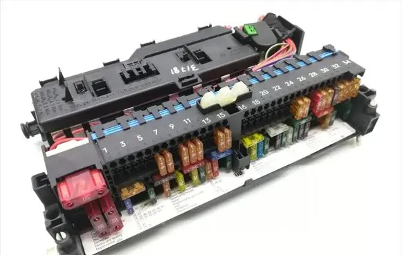 BMW 3 E46 Fuse module 8387153 8364540 8364541