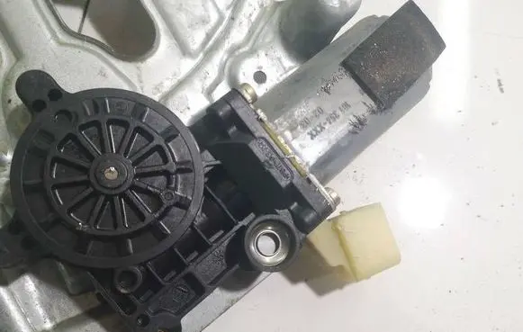 Volvo S60 Front door window regulator motor 101354XXX