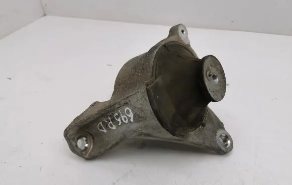 Honda CR-V Engine mount bracket