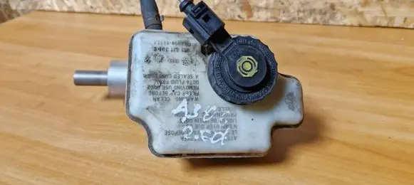 Brake fluid reservoir