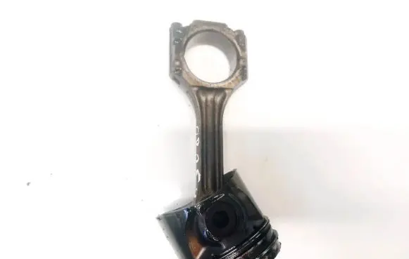 Volkswagen Caddy Piston with connecting rod