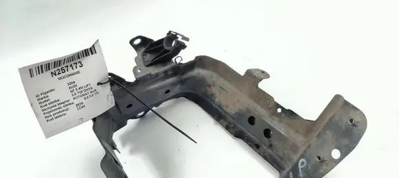 Audi Q7 4M Fender mounting bracket 4M0821131C