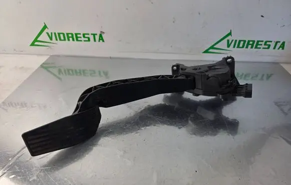 Accelerator throttle pedal