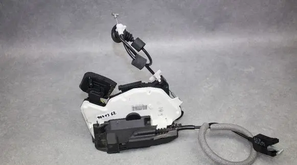 Seat Toledo IV (NH) Rear door lock 5E0839016