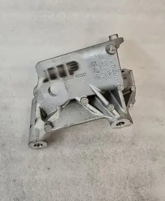 Volvo XC90 Engine mounting bracket 31670033