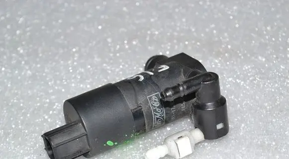 Ford Focus Windscreen/windshield washer pump BV6117K624BA