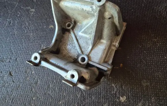 Toyota Hilux (AN10, AN20, AN30) A/C compressor mount bracket 