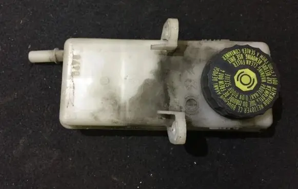 Citroen C4 I Brake fluid reservoir 0204224574