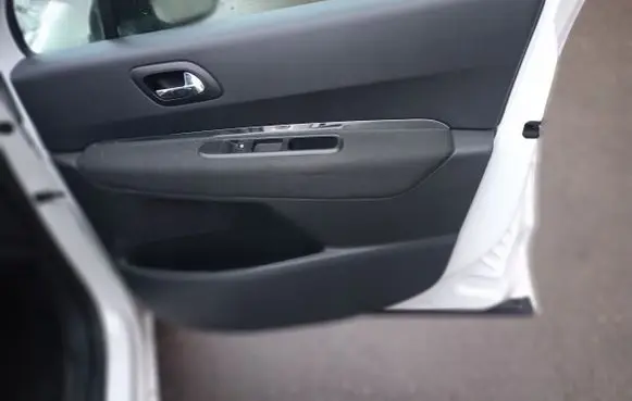 Peugeot 5008 Front door card panel trim