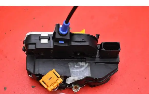 Opel Mokka X Front door lock 